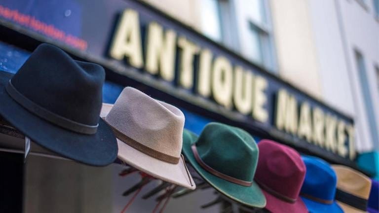 Ausgestellte Hüte vor einem Geschäft am Portobello Market in London (Foto: picture-alliance / dpa, picture alliance / robertharding - Photo Escapes)