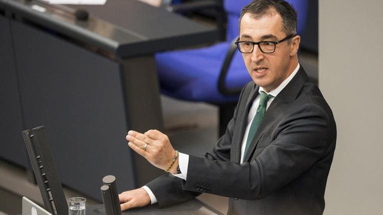 Grünen-Politiker Cem Özdemir, am Rednerpult des Bundestages, engagierte Haltung