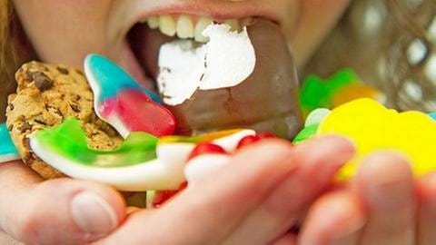 Mädchen nach Süßigkeitenkonsum im Zuckerwahn (Foto: SWR, SWR - Harry Graf)