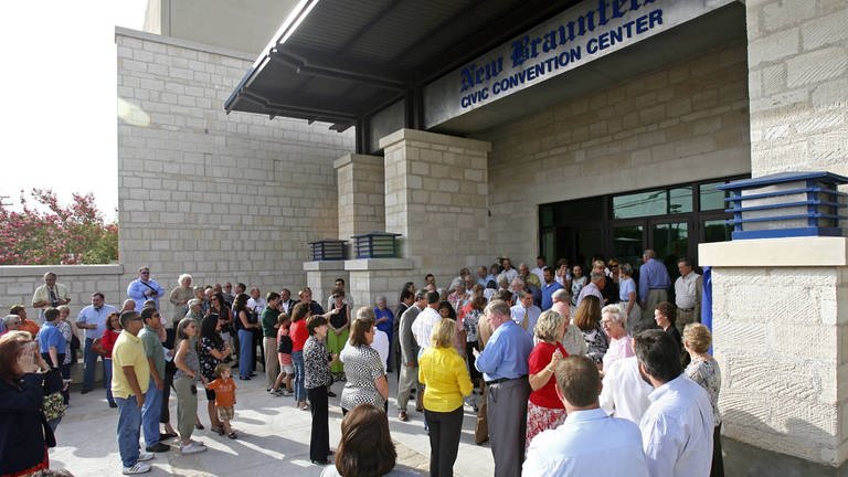 Menschen warten auf die Wiedereröffnung des New Braunfels Civic Convention Center (Foto: IMAGO, Zuma Press)