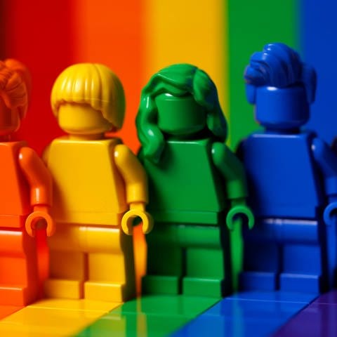 Das Lego-Set 'Jeder ist besonders' zeigt Figuren und Klemmbausteine in den Farben der Progress-Pride-Flag und wird als eine Hommage an positives und warmherziges Denken und Handeln beworben. 