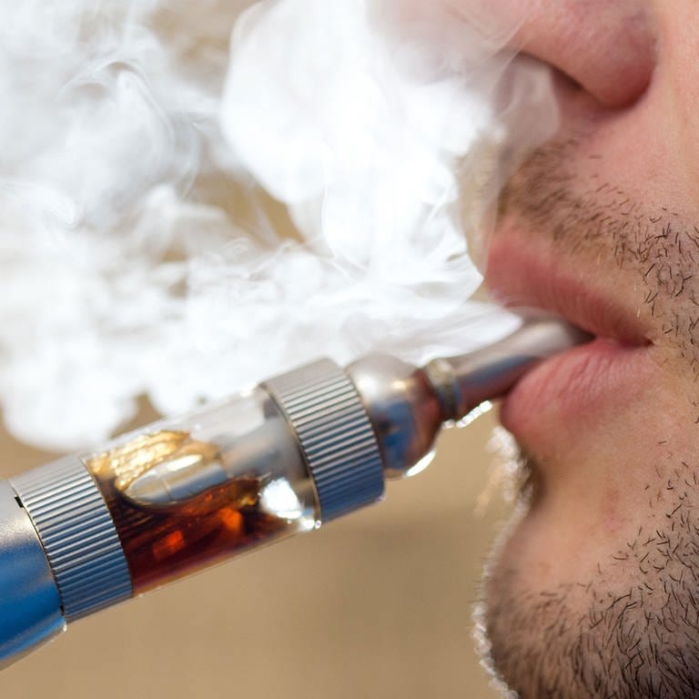  Ein Mann raucht eine elektrische Zigarette, die viel Dampf erzeugt (Foto: dpa Bildfunk, picture alliance/Friso Gentsch/dpa)