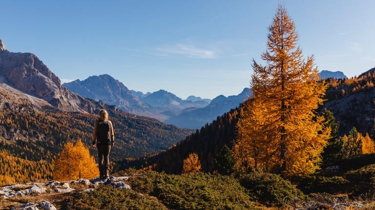 Eine Frau allein in den Bergen im Herbst