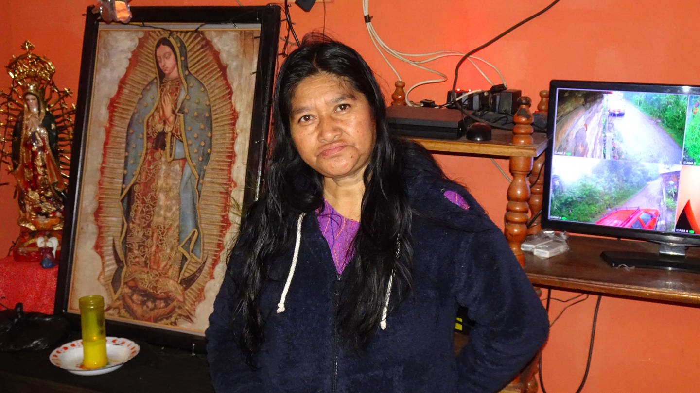 Sofia Tot Ac mit einem Bild der Jungfrau von Guadalupe und dem Bildschirm der Sicherheitskameras in ihrem Haus (Foto: Andreas Boueke (Rechte nur für SWR2 Leben))