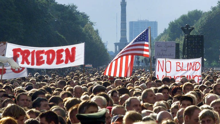 Mehr als 200000 Menschen gedenken am 14.9.2001 in Berlin bei einer Trauerkundgebung den Opfern der verheerenden Attentate in den Vereinigten Staaten. 