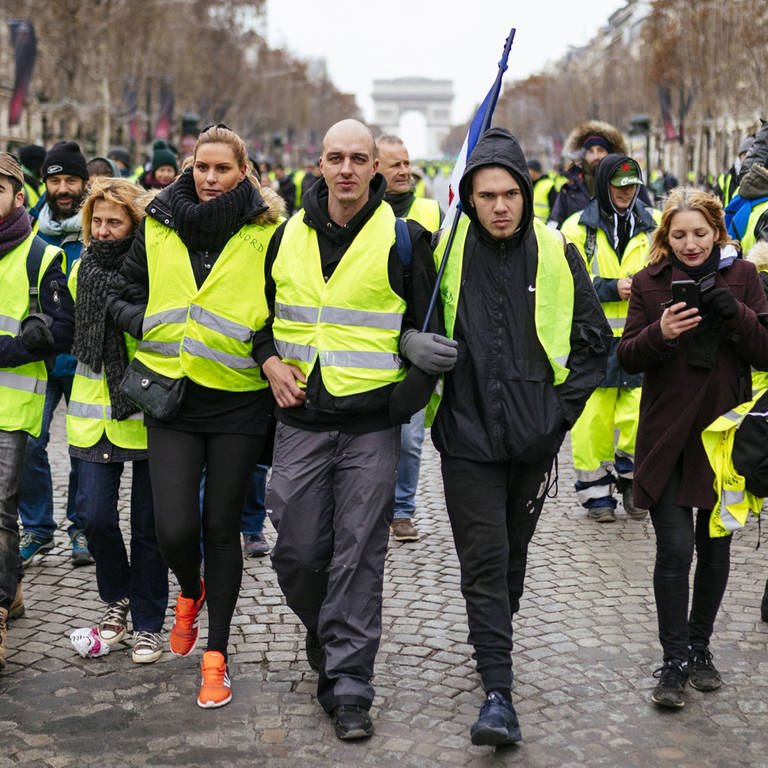 Gelbwesten-Proteste gegen Präsident Macron auf den Champs-Élysées (Foto: IMAGO, imago/Future Image/Christoph Hardt)