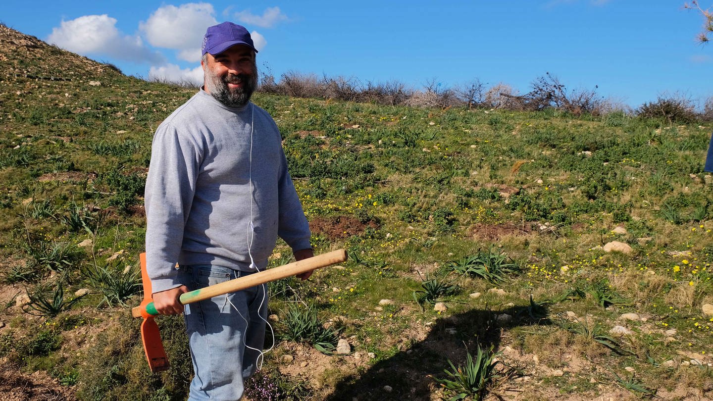 Houssem Hamdi, tunesischer Umweltaktivist, ist fast jedes Wochenende unterwegs, um Bäume zu pflanzen. (Foto: Sarah Mersch)