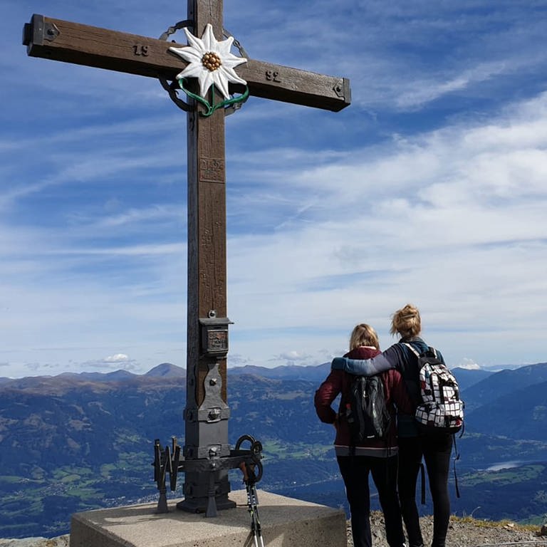 Mutter und Tochter Wächter am Ziel: Das Gipfelkreuz Goldeck auf 2.050 Meter Höhe  (Foto: Pressestelle, Wilma Wächter))