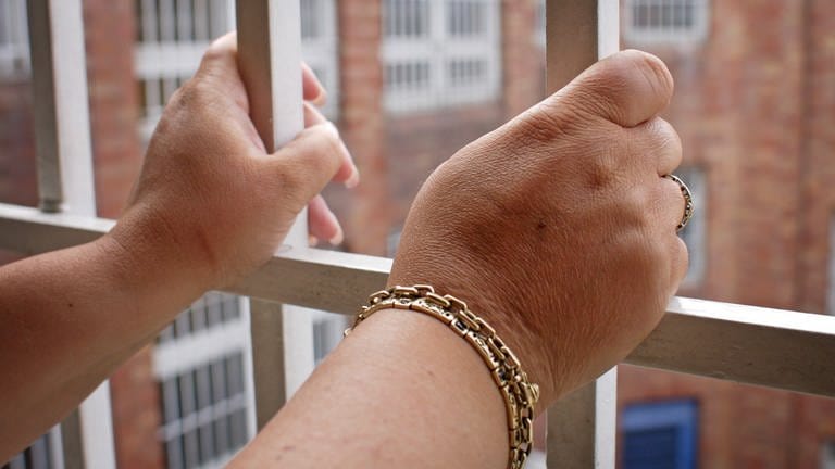 Zwei Hände halten die Gitter vor einem Gefängnisfenster (Foto: picture-alliance / Reportdienste, picture alliance / photothek | Liesa Johannssen/photothek.)