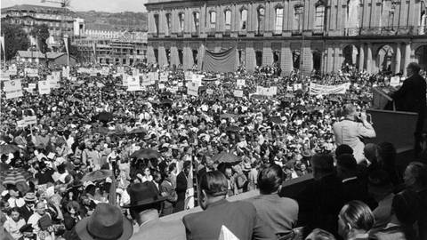 70 000 Heimatvertriebene protestieren am 5. August 1950 vor dem Stuttgarter Neuen Schloss (Foto: picture-alliance / Reportdienste, picture-alliance / dpa | dpa)