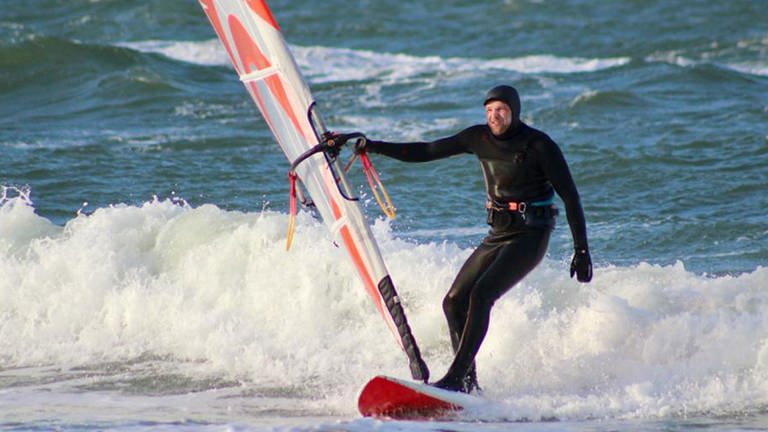 Henning Wölfling am Windsurfen im Winter auf der Ostsee (Foto: Hannes Opel)