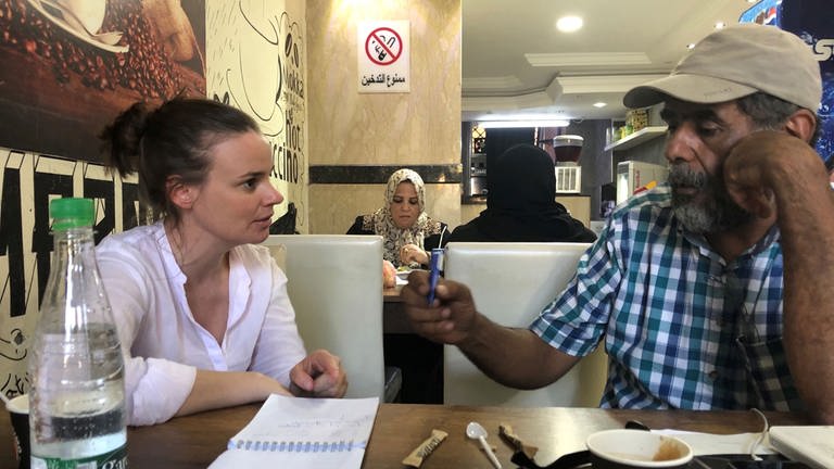 Anne Allmeling im Herbst 2019 mit ihrem Producer in Tripolis  Libyen bei einer Besprechung. (Foto: Pressestelle, Anne Allmelin)