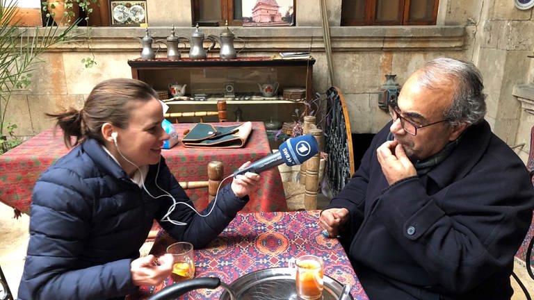 Anne Allmeling Angang 2019 im Gespräch mit einem Hotel-Besitzer in der syrischen Stadt Aleppo. (Foto: Pressestelle, Anne Allmeling)