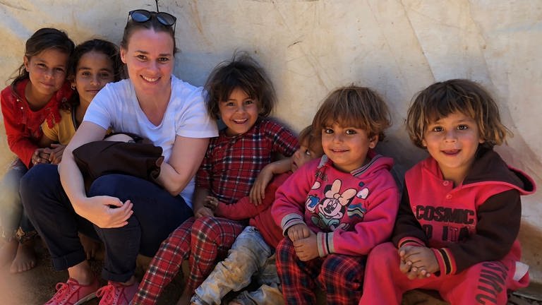 Anne Allmeling im Herbst 2018 mit syrischen Flüchtlingskindern im Bekaa-Tal im Libanon. (Foto: Pressestelle, Anne Allmeling)