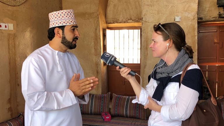Anne Allmeling Angang 2020 im Interview mit einen Spezialisten für traditionelle Architektur im Sultanat Oman. (Foto: Pressestelle, Anne Allmeling)