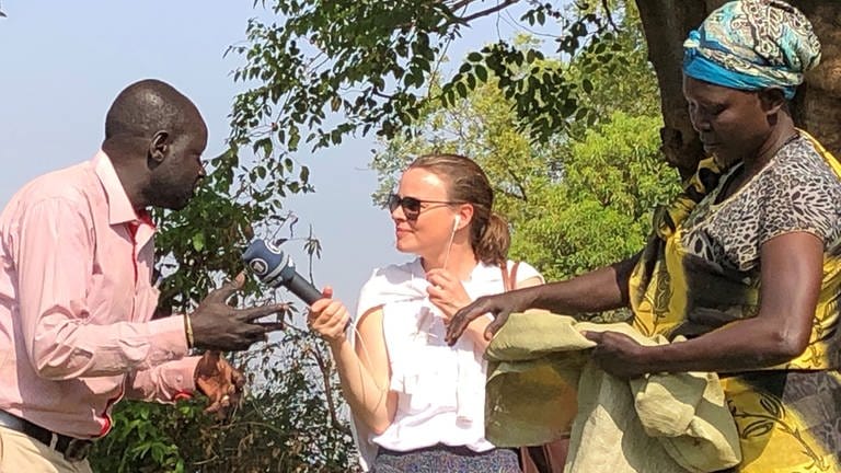 Anne Allmeling Anfang 2020 mit zwei Gesprächspartnern am Weißen Nil in der Nähe der Hauptstadt Juba.  (Foto: Pressestelle, Anne Allemling)