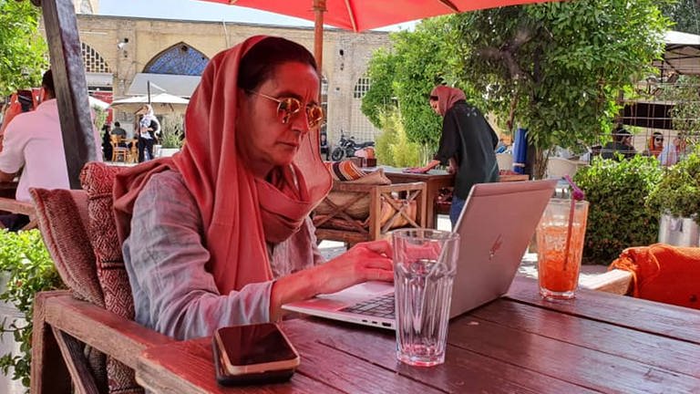Karin Senz bei der Arbeit in einem Café in Shiraz (Foto: Pressestelle, Karin Senz)