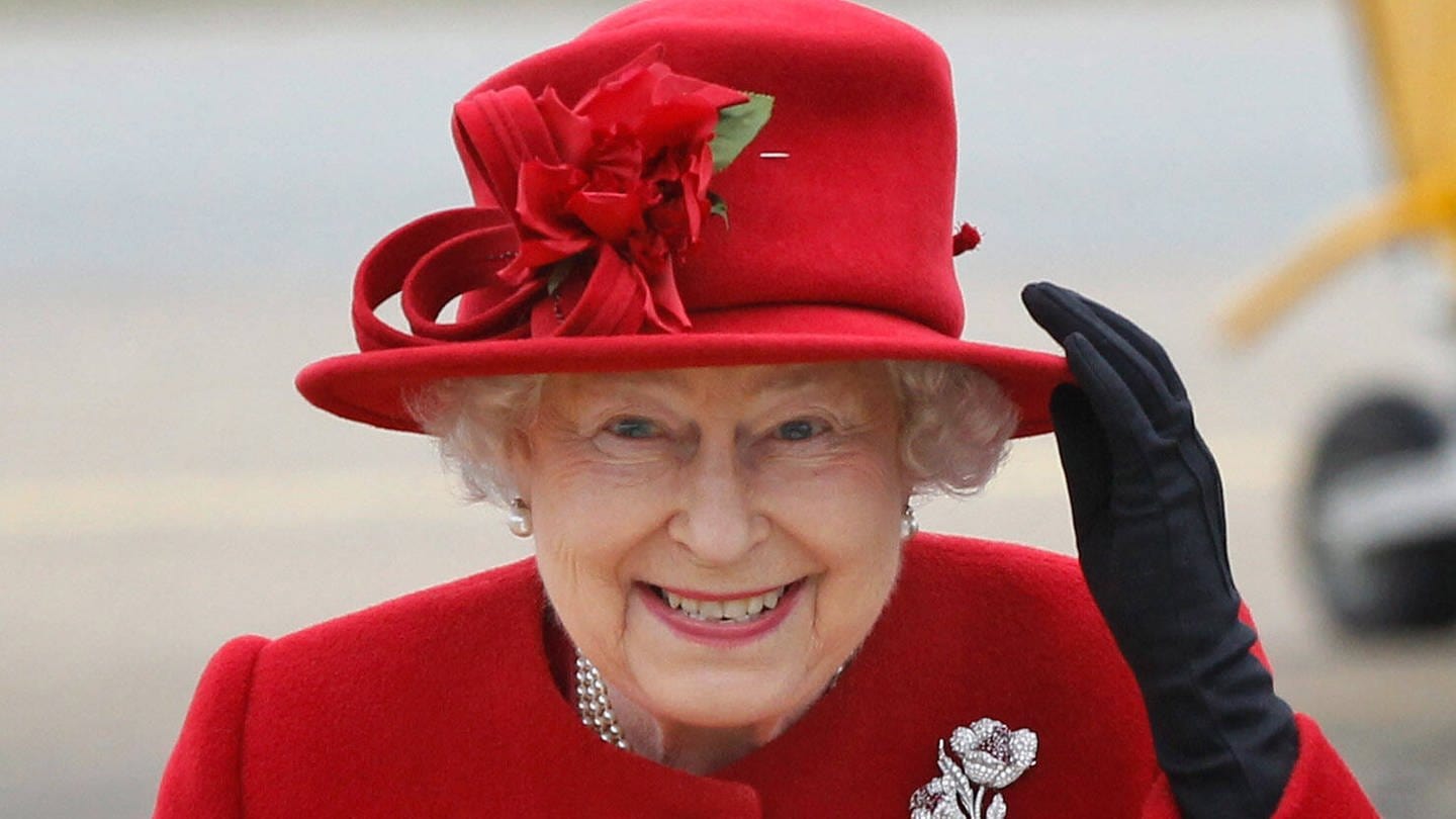 Queen Elizabeth II holds on to her hat in high winds during a visit to RAF Valley (Foto: IMAGO, xPapixsx/xStarfacex STAR_283845_216)