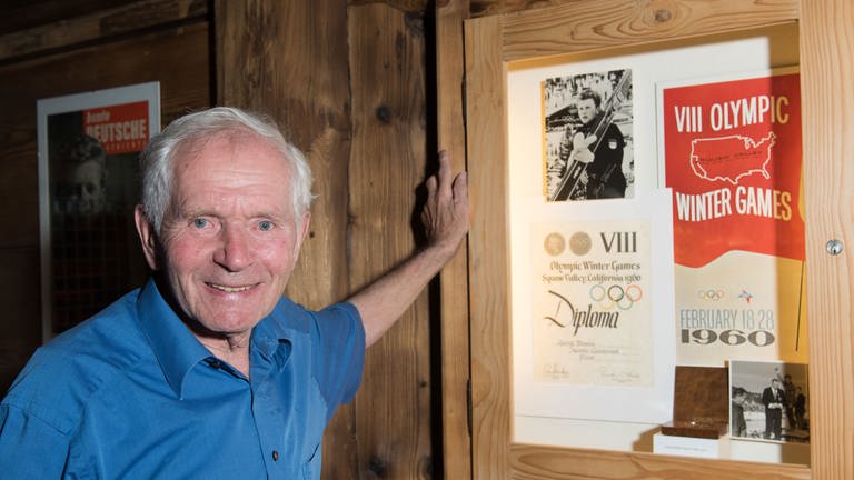 Georg Thoma, der ehemaligen Nordische Kombinierer, Olympiasieger und Weltmeister, steht in Hinterzarten im Schwarzwald (Baden-Württemberg) im Skimuseum neben der Goldmedaille von Olympia 1960.