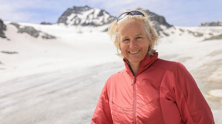 Dr. Andrea Fischer - unterwegs im Eis und Schnee (Foto: Daniel Hinterramskogler)