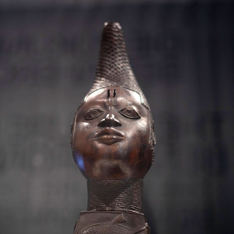 Benin-Bronze aus dem 16. Jahrhundert. Waehrend der Kolonialzeit gestohlen, werden Dutzende Bronzen 