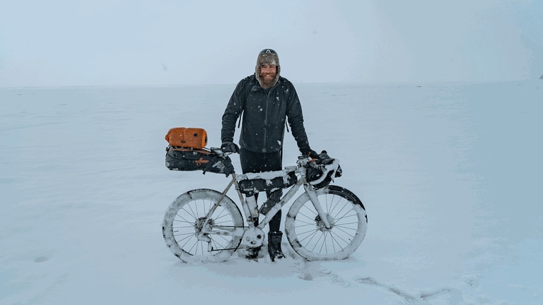 Jonas Deichmann am Baikalsee in Sibirien (Foto: Andrej Bavchenkov)
