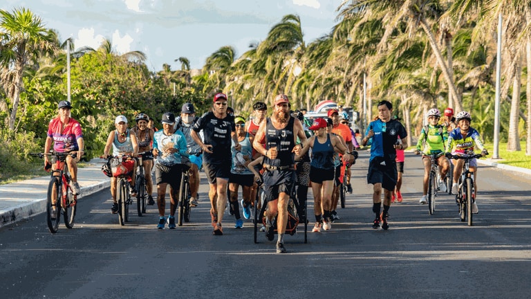 Jonas Deichmann in Cancun, Mexico während seines Triathlons um die ganze Welt