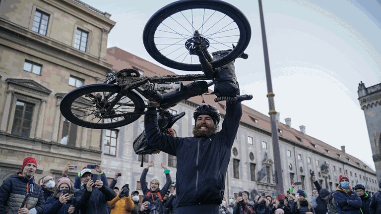 Jonas Deichmann beendet seinen Triathlon nach 430 Tagen in München (Foto: Pheline Hanke)
