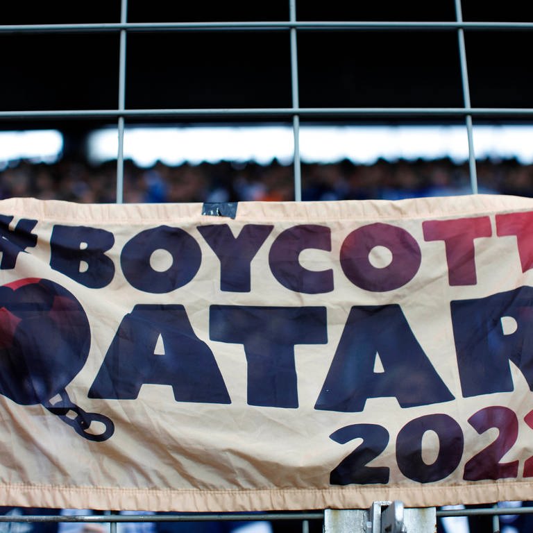 Fans rufen zum Boykott der WM in Katar auf  (Foto: IMAGO, IMAGO/Norbert Schmidt)