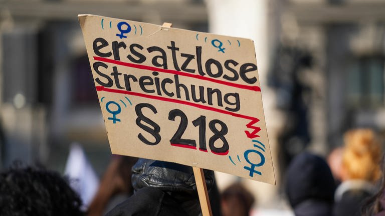 Demonstration zum Internationalen Frauentag am 8 März in Augsburg unter dem Motto: Antifaschistisch geht nur feministisch. Schild: Ersatzlose streichung § 218. Pragraph zum Schwangerschaftsabbruch (Foto: picture-alliance / Reportdienste, picture alliance / CHROMORANGE | Michael Bihlmayer)
