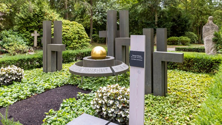 Modernes Grabmal von Architekt Georg Kieferle auf dem Waldfriedhof Stuttgart (Foto: IMAGO, Arnulf Hettrich)