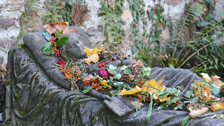 Verwittertes Grabmal auf dem denkmalgeschützten Alten Friedhof in Freiburg.  (Foto: IMAGO, Winfried Rothermel)