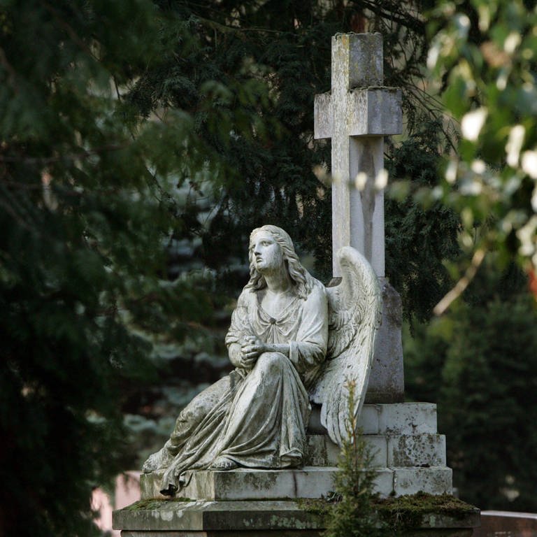 Engelsskulptur bewacht ein Grab auf dem Mainzer Hauptfriedhof