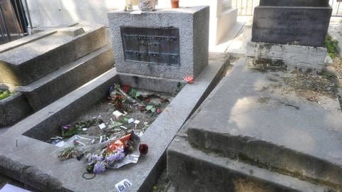 Das Grab von Jim Morrison auf dem Pariser Friedhof Père Lachaise (Foto: IMAGO, imagebroker)