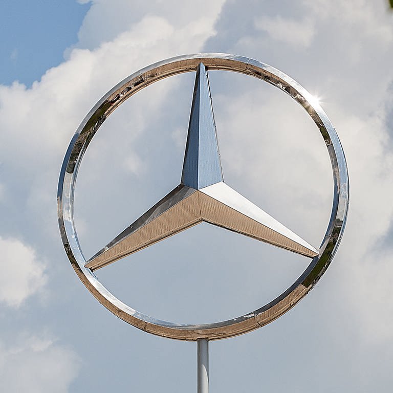Ein Mercedes Stern vom Automobilhersteller Mercedes Benz Symbolbilder (Foto: picture-alliance / Reportdienste, K. Schmitt)