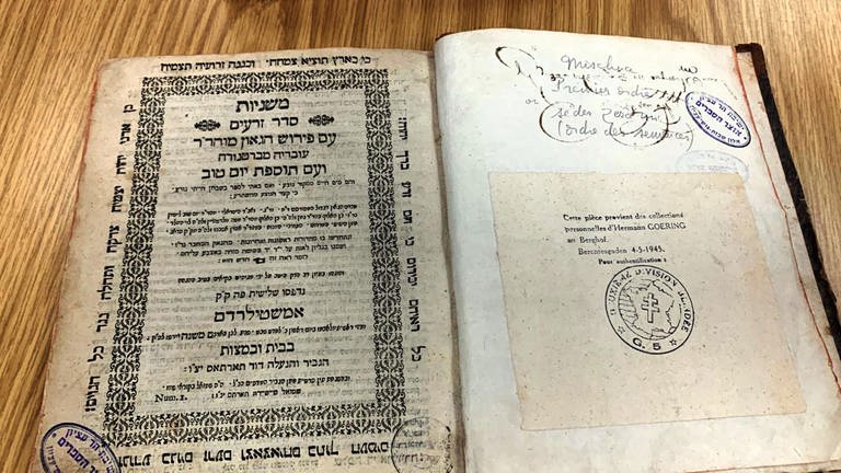 Auf seinen Raubzügen ließ Hermann Göring Judaica für sich sammeln. Hier die erste Seite eines geraubten Talmudbuches. (Foto: Igal Avidan)