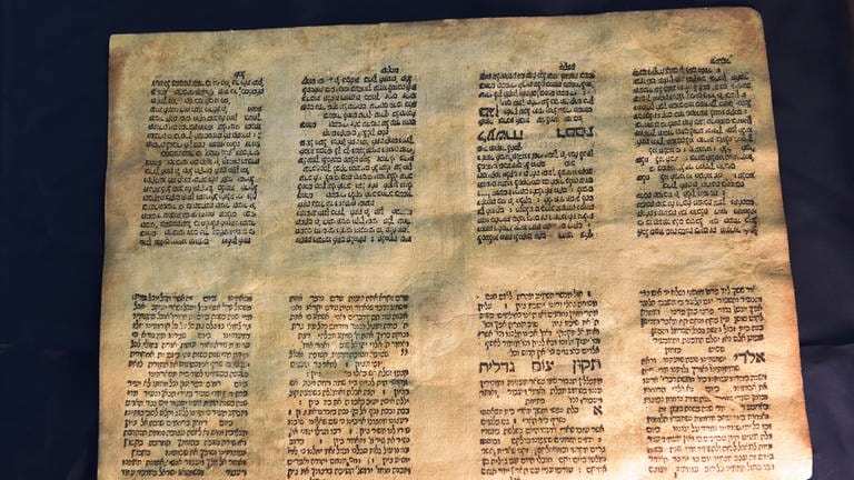 Acht Druckseiten eines jüdischen Gebetbuches aus Afghanistan, nach Rosenbergs Einschätzung wohl aus dem 8. Jahrhundert. Die oberen vier Seiten stehen Kopf.  (Foto: Igal Avidan)