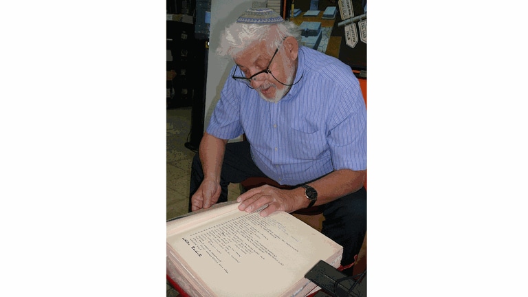 Bereits in jungen Jahren entdeckte der heute 71-jähige Moshe Rosenfeld seine Leidenschaft zu alten Handschriften. (Foto: Igal Avidan )