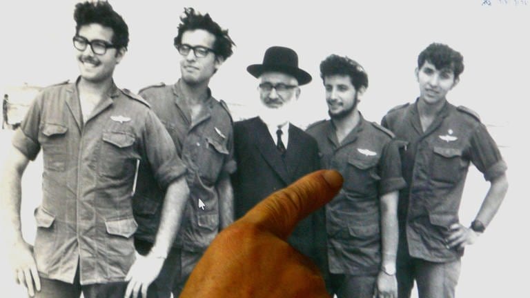 Rechts neben seinem Vater steht Moshe Rosenfeld als Soldat mit seinen Brüdern. Alle waren Fallschirmspringer. Er zeigt das Foto auf seinem Rechner. (Foto: Igal Avidan)