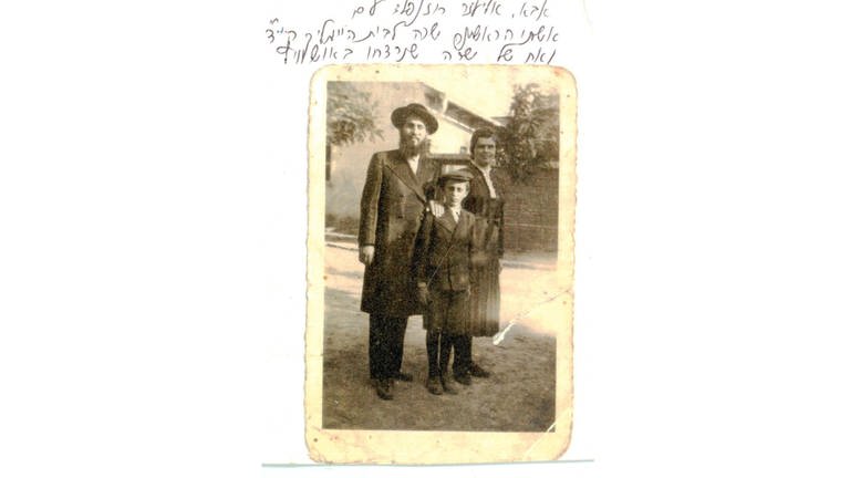 Moshes Vater Eliezer Rosenfeld, ein Kantor in religiöser Tracht mit seiner ersten Frau Sarah und Sohn 1938. Sein Vater kam 1944 mit einem der letzten Züge aus Budapest nach Bergen-Belsen. Dort wurde er befreit. Seine Frau und der gemeinsame Sohn aber in Auschwitz ermordet.  (Foto: Privat)