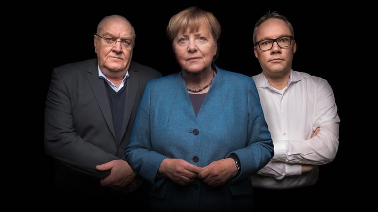 Angela Merkel steht im Vordergrund und schaut in die Kamera. Links hinter hier Prof. Dr. Thomas Fischer, rechts Holger Schmidt (Foto: SWR, Oliver Reuther)