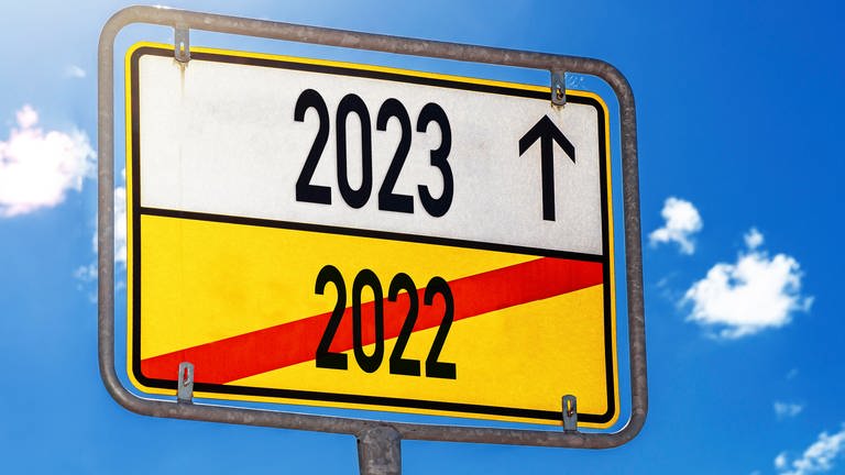 Ortsschild mit der Aufschrift: 2022 und 2023 (Foto: picture-alliance / Reportdienste, picture alliance / CHROMORANGE | Michael Bihlmayer)