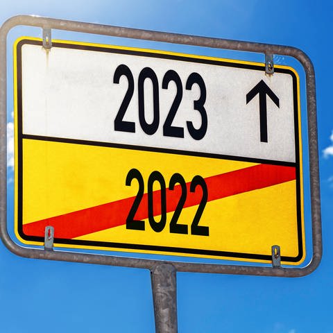 Ortsschild mit der Aufschrift: 2022 und 2023