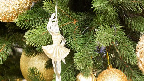 Weihnachtstipps: Ballerina am Weihnachtsbaum (Foto: IMAGO, Panthermedia)