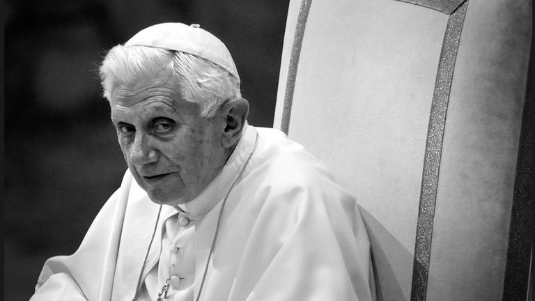 Papst Benedikt XVI. im Jahr 2012 (Foto: picture-alliance / Reportdienste, picture alliance / Stefano Spaziani | Stefano Spaziani)