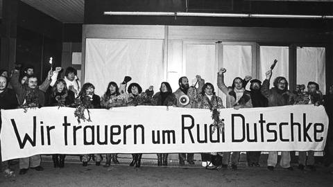Trauernde gedenken Rudi Dutschke am Berliner Ku'damm (Foto: IMAGO, Friedrich Stark)
