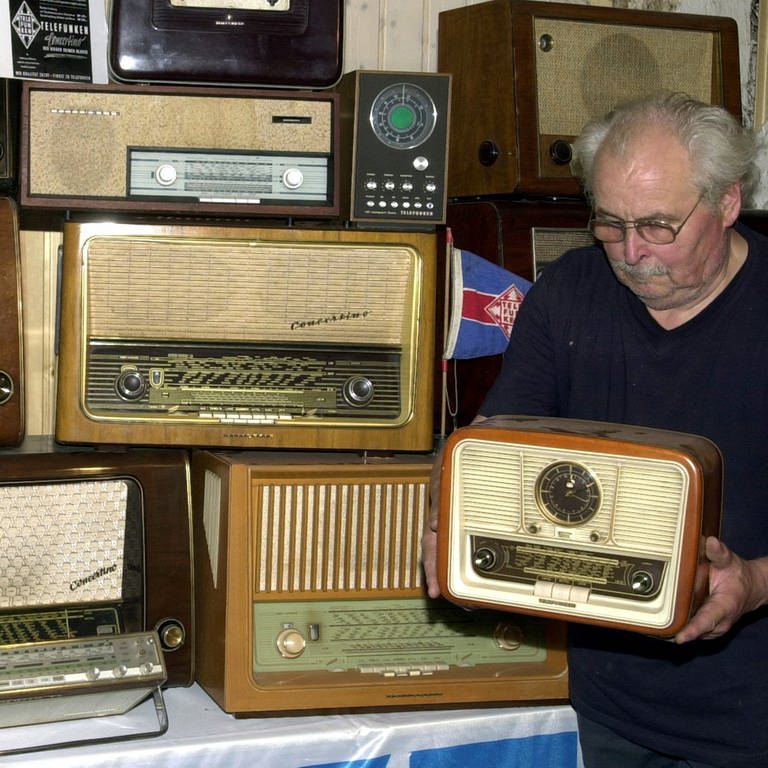 100 Jahre nach der Gründung des Unternehmens Telefunken zeigt der Telefunken-Radiosammler Karl-Heinz Müller aus Hannover am Freitag (30.05.2003) in Wilkenburg (Region Hannover) seine Sammlung mit mehr als 100 Geräten,