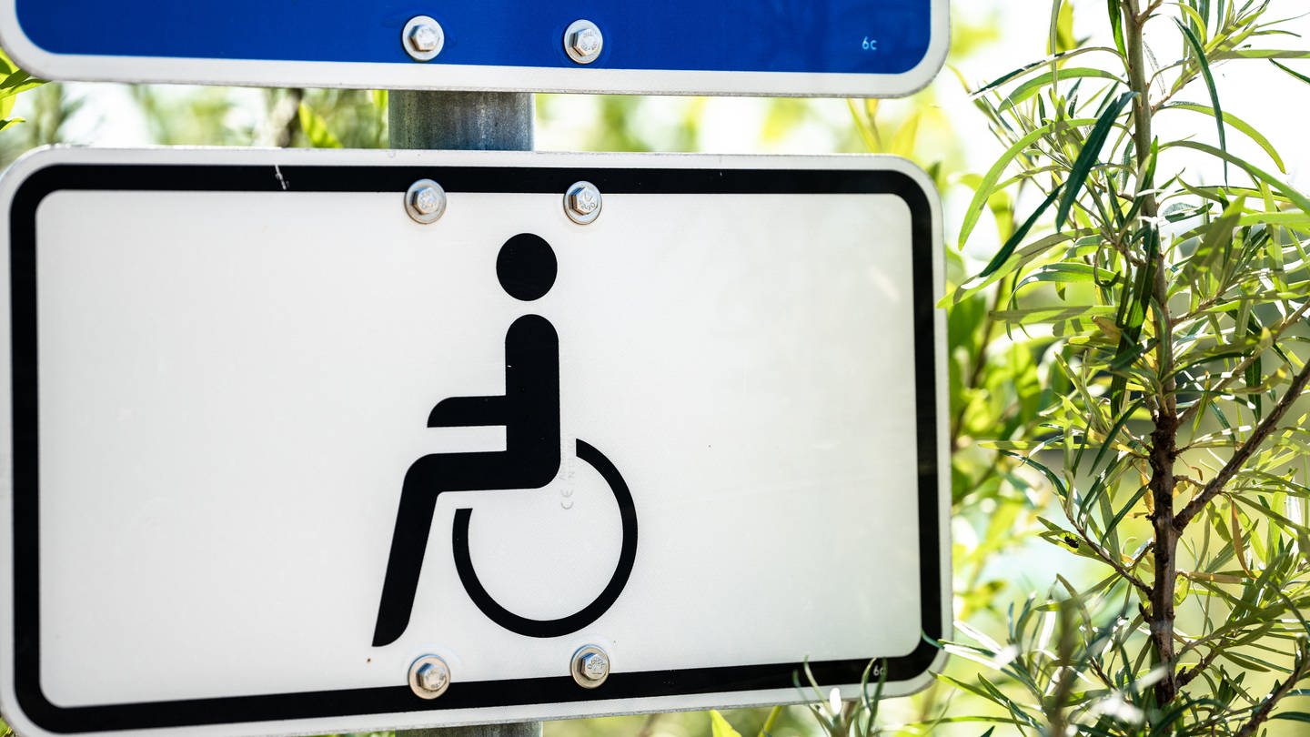 Ein Hinweisschild mit einem Rollstuhl zum Parken für Menschen mit Behinderung (Foto: picture-alliance / Reportdienste, CHROMORANGE | Michael Bihlmayer)