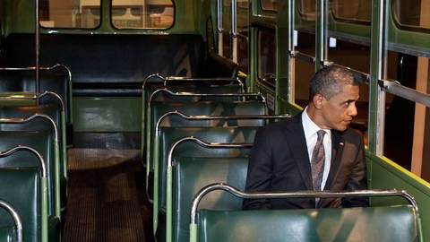 Barack Obama sitzt im Rosa Parks-Bus und schaut aus dem Fenster (Foto: IMAGO, ZUMA Wire)