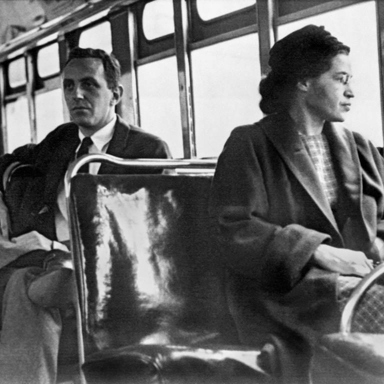 Montgomery, Alabama 1956: Rosa Parks sitzt im Bus und schaut aus dem Fenster (Foto: IMAGO, UIG)